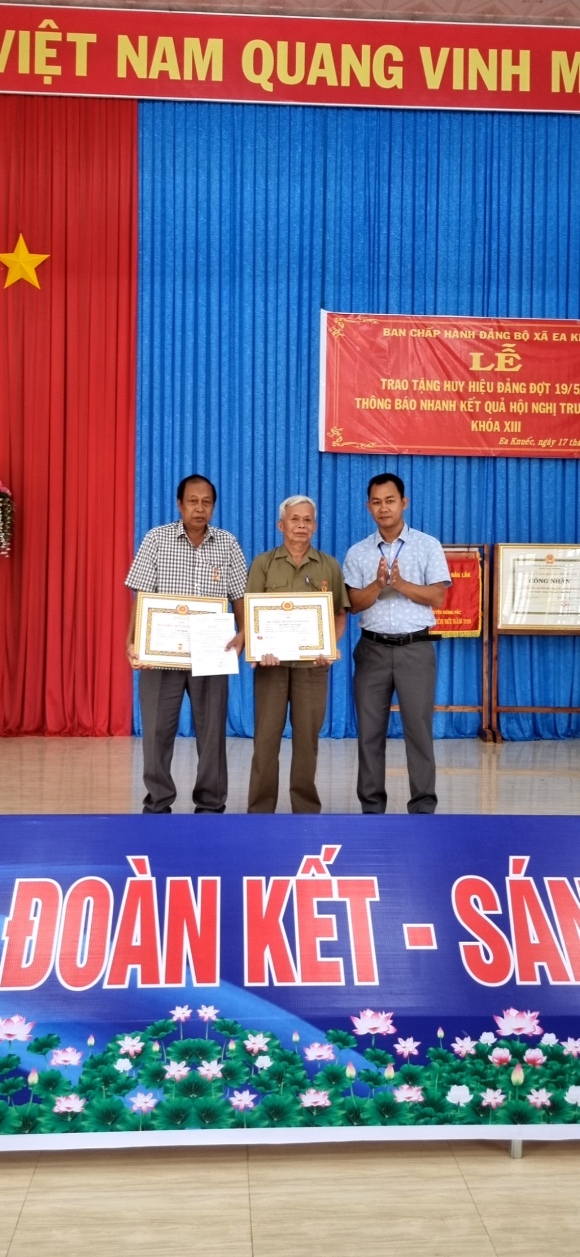 Đồng chía Nguyễn Xuân Hưng Trao Tặng Huy Hiệu Đảng